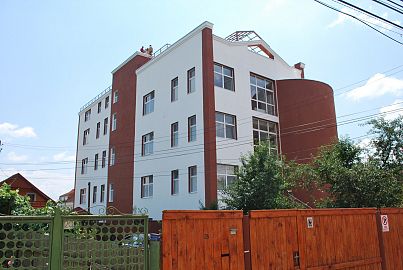 Construcţia de dimensiunile unui bloc de cinci etaje este la 60 de cm de curtea familiei Mitrică şi la 80 de cm de casă