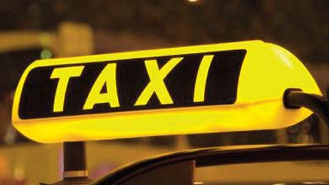 Taximetriștii nu respectă locurile de staţionare și încurcă circulația