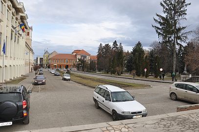 Potrivit proiectului, parcarea subterană se va întinde între străzile Grof Mikó Imre şi Petőfi Sándor, precum şi sub esplanada din faţa Galeriilor de Artă şi Consiliul Judeţean.